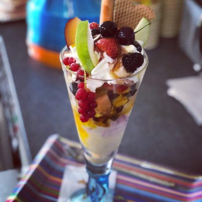 Früchtebecher - mit frischen Früchten
 der Saison